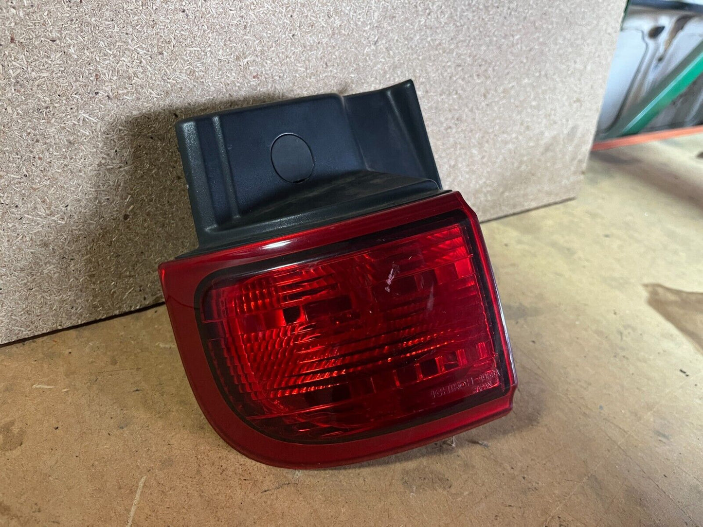 NISSAN ELGRAND E51 UPPER LH TAILLIGHT