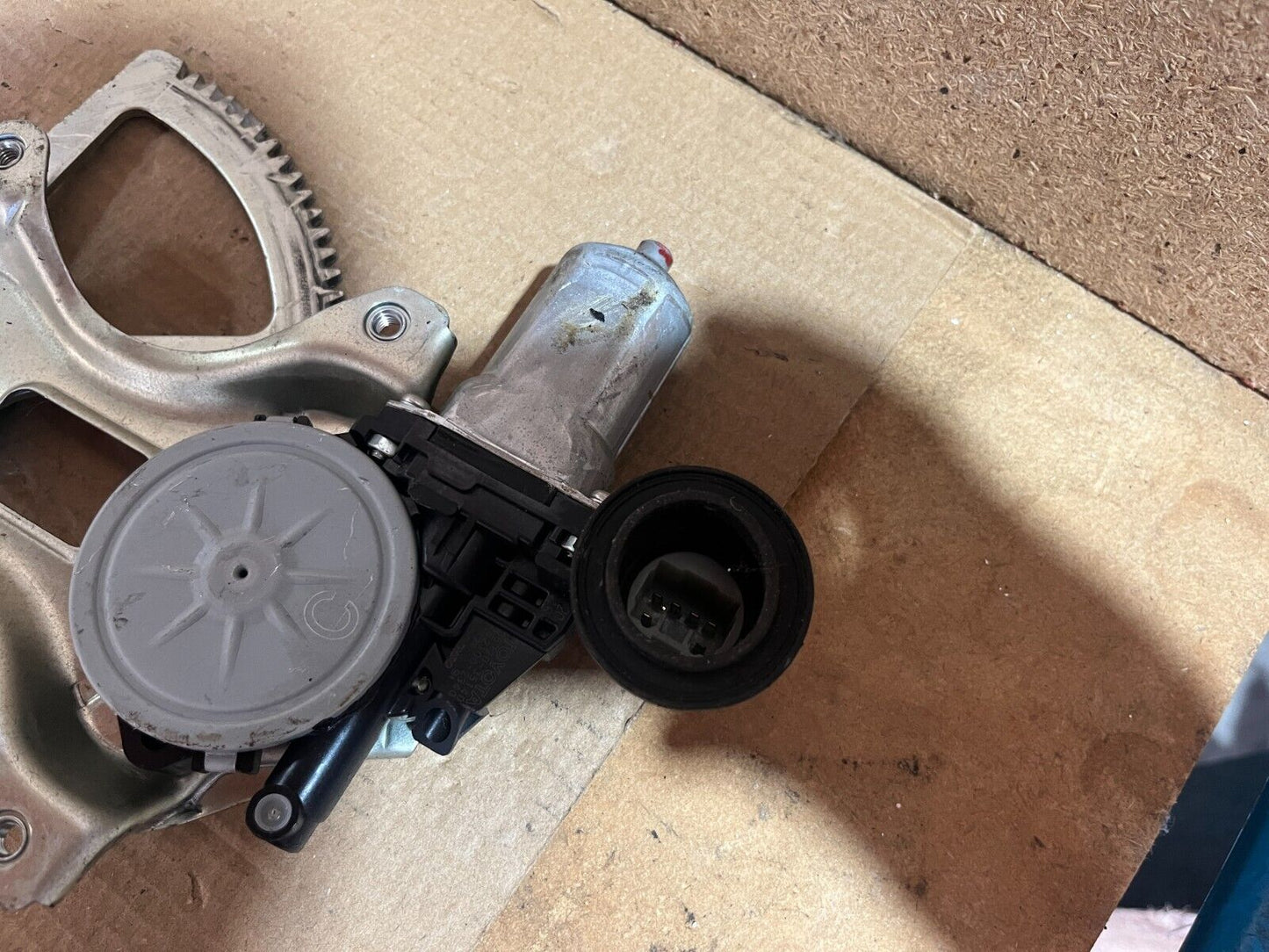 TOYOTA YARIS FRONT LEFT WINDOW REGULATOR 10/05-10/11