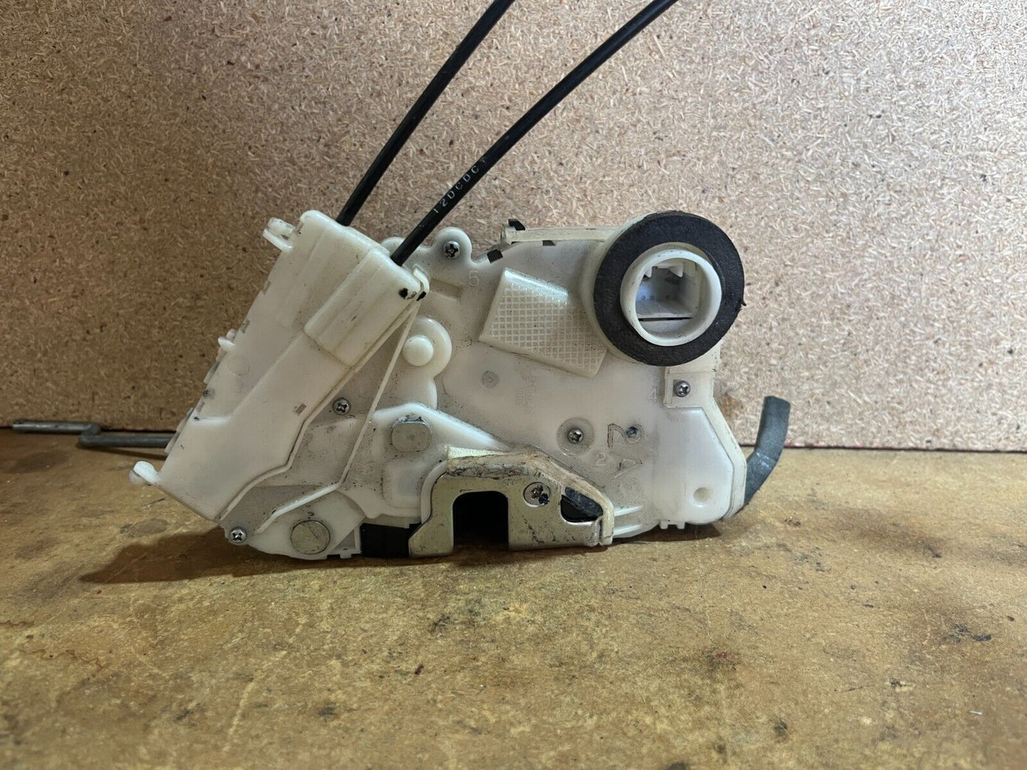 SUBARU GC7 FRONT RIGHT DOOR LOCK