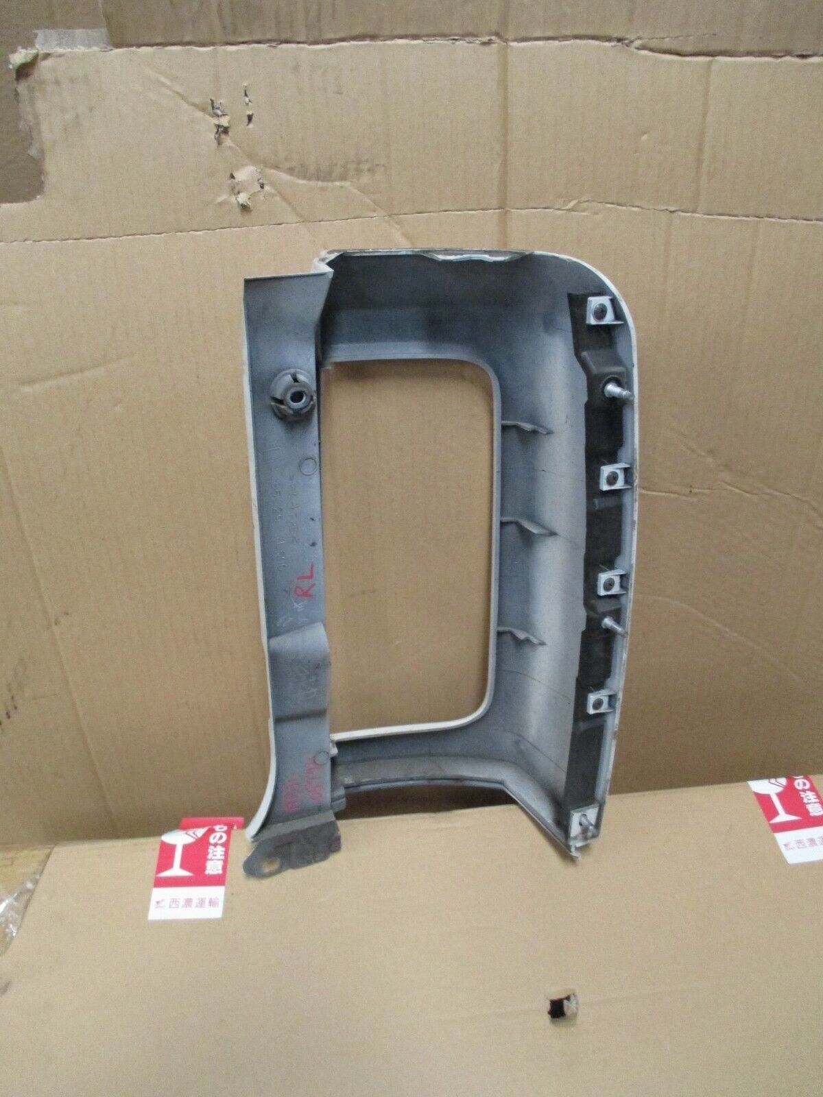 NISSAN ELGRAND LEFT TAILLIGHT SURROUND (E51 SERIES 2 & 3)