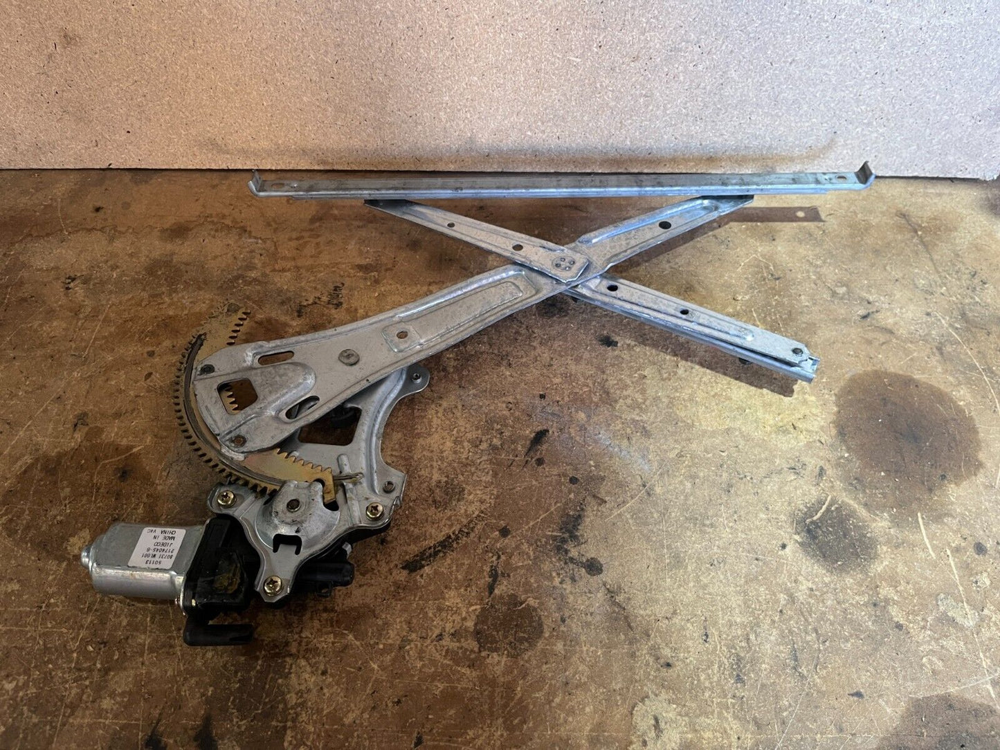 NISSAN ELGRAND E51 FRONT LEFT WINDOW REGULATOR
