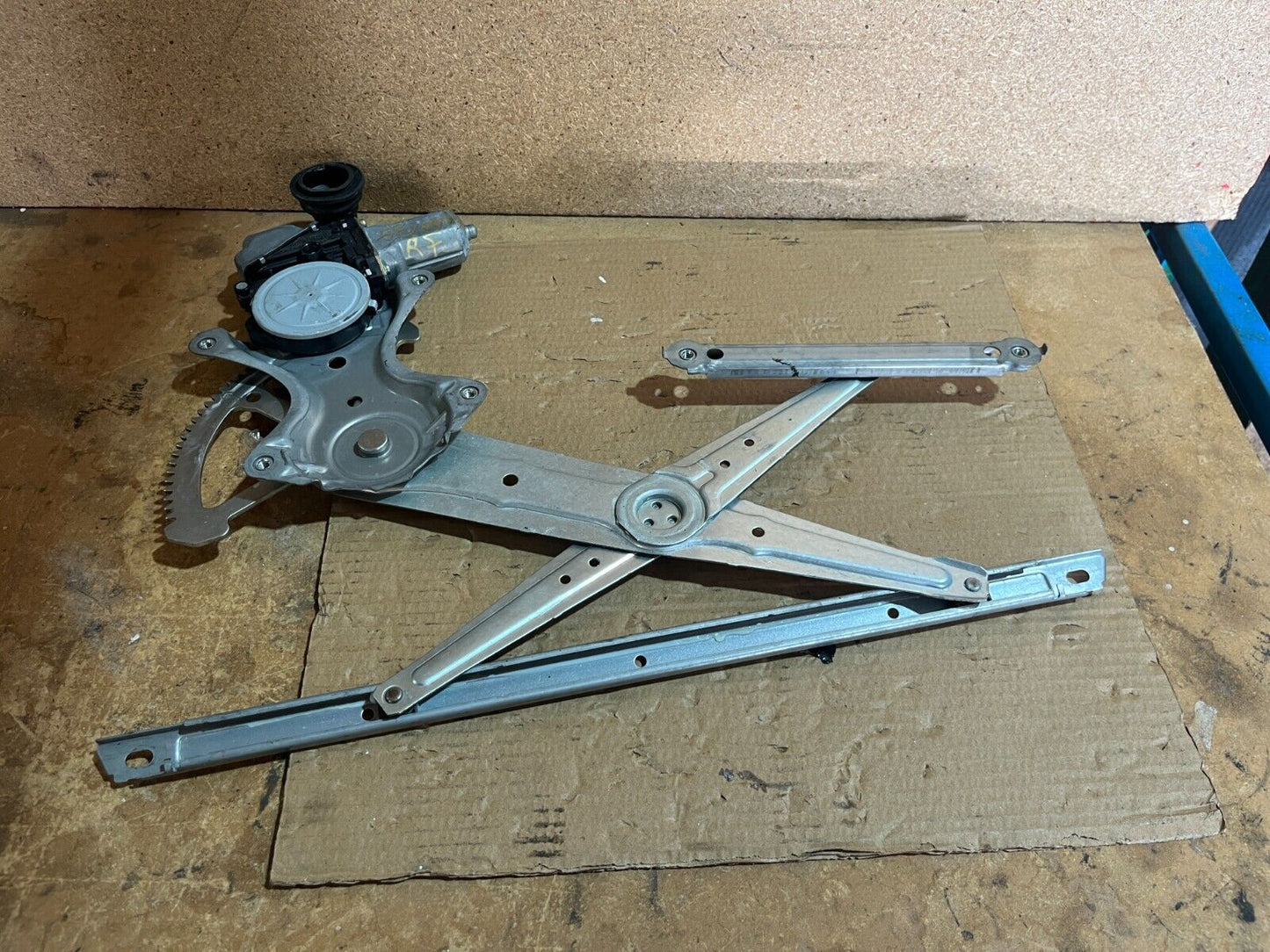 2016 TOYOTA CAMRY ACV50 FRONT RIGHT WINDOW REGULATOR