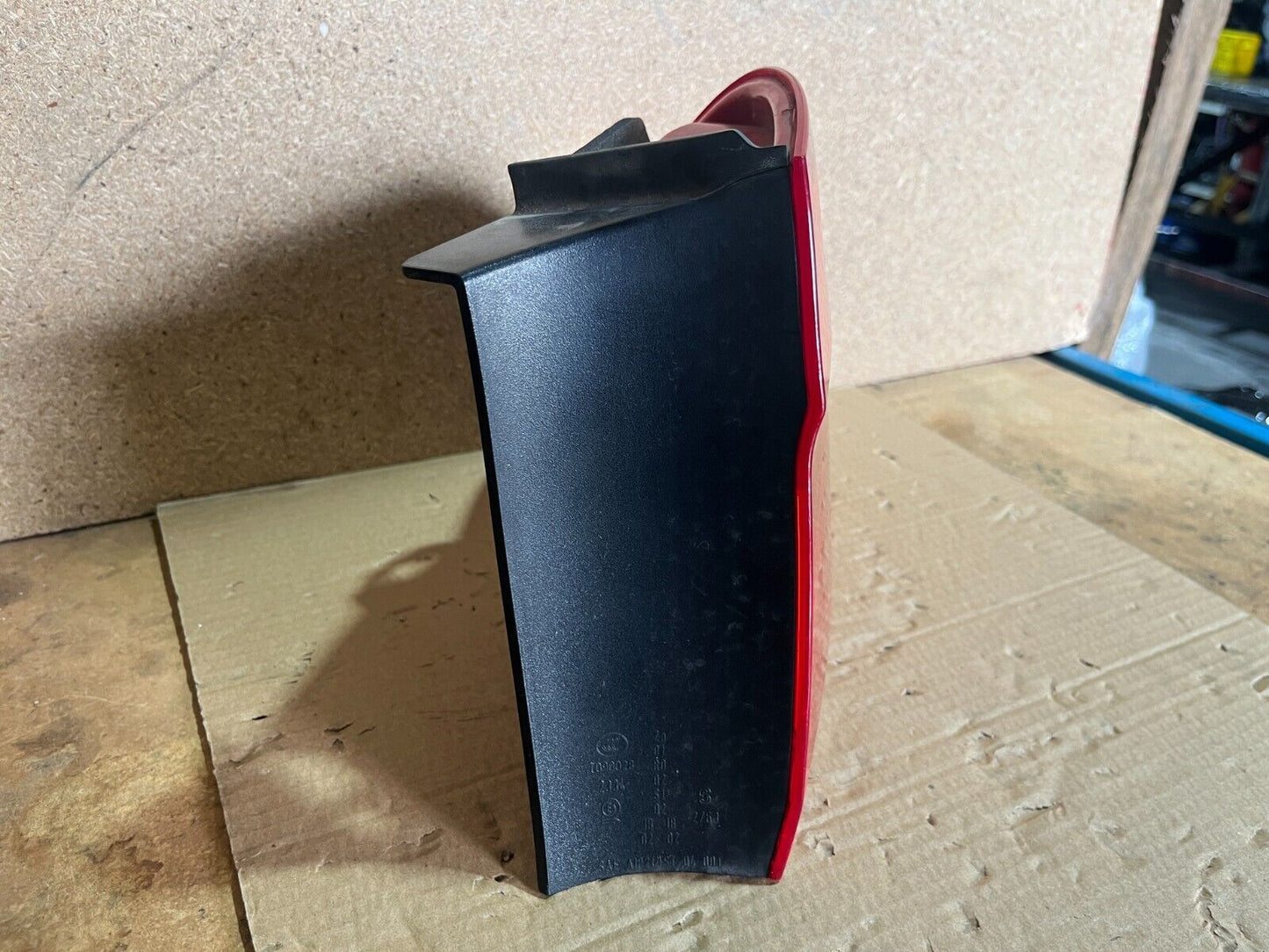 BMW E90 320i 3-SERIES RH TAILLIGHT 3/05-10/08