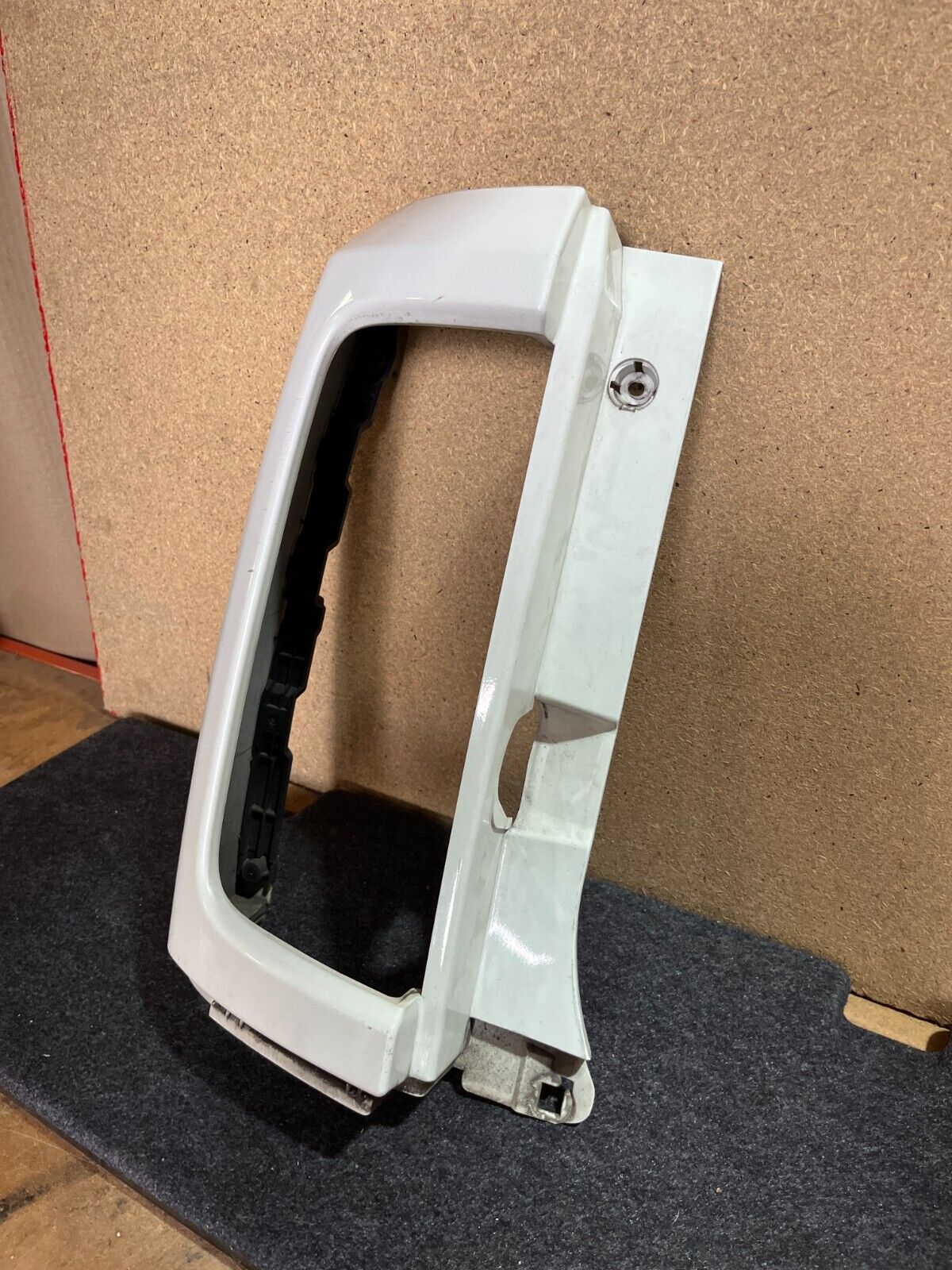 NISSAN ELGRAND E51 LEFT TAILLIGHT SURROUND SERIES 2