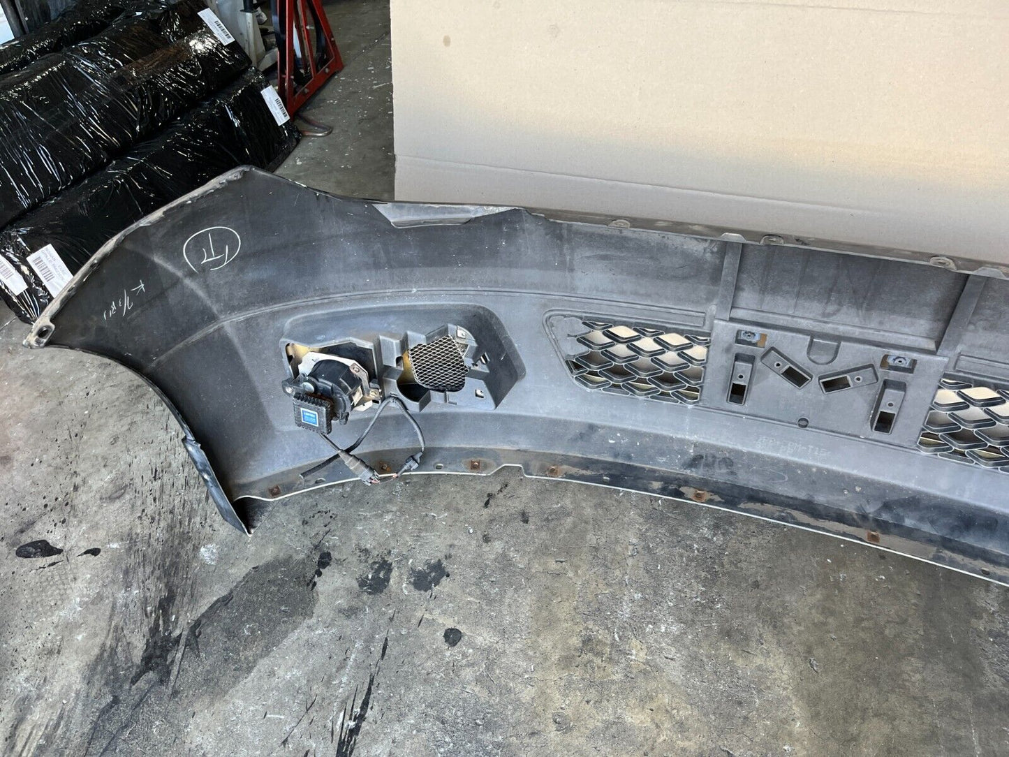 NISSAN ELGRAND E51 SERIES 2 FRONT BUMPER WITH AFTERMARKET FIBERGLASS LIP