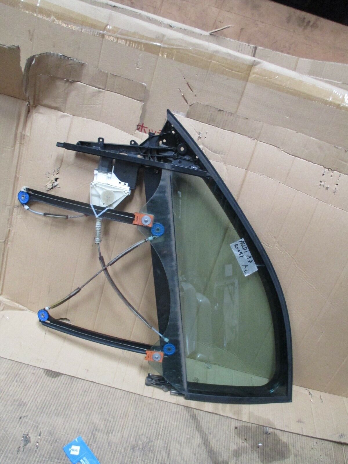 AUDI A3 8P LEFT FRONT DOOR WINDOW GLASS & REGULATOR