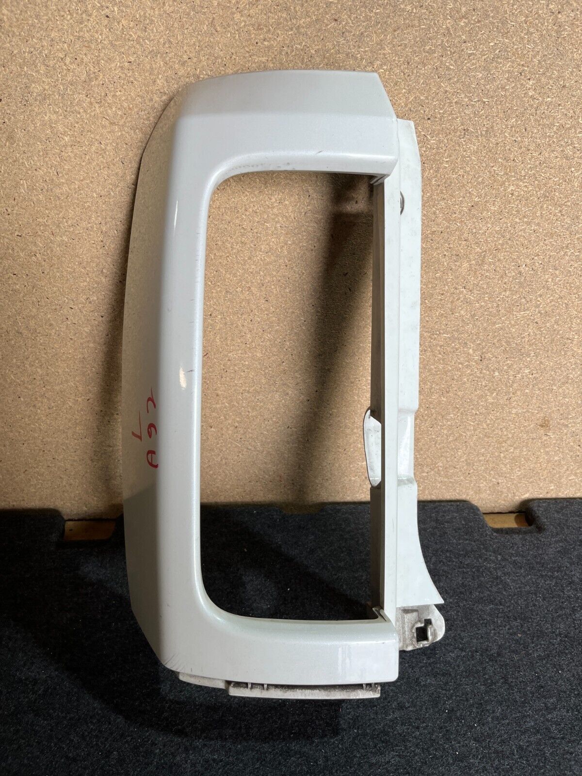 NISSAN ELGRAND E51 LEFT TAILLIGHT SURROUND SERIES 2