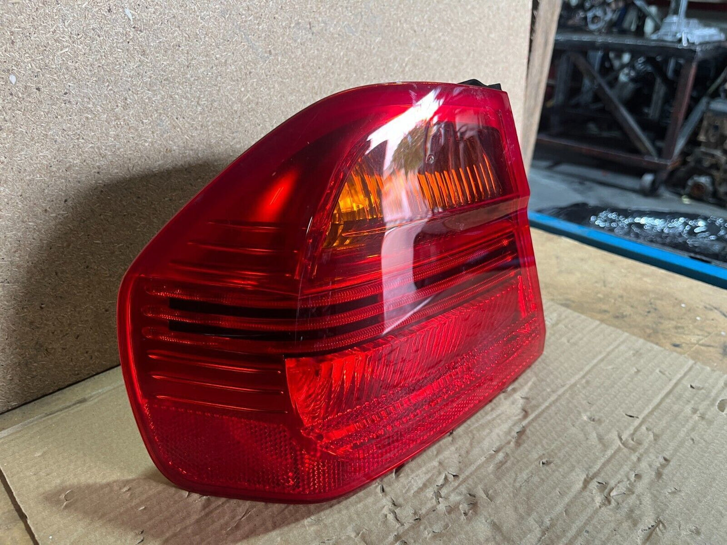 BMW E90 320i 3-SERIES LH TAILLIGHT 3/05-10/08