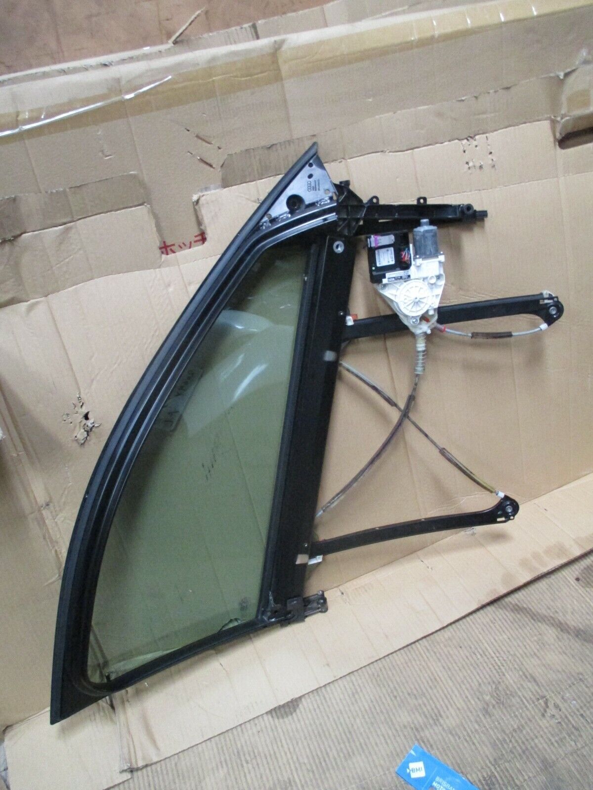 AUDI A3 8P LEFT FRONT DOOR WINDOW GLASS & REGULATOR