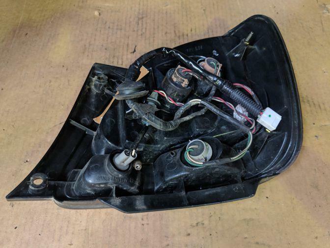 2005 TOYOTA ARISTO JZS160 LEFT TAIL LIGHT 1997-2005 LATE TYPE