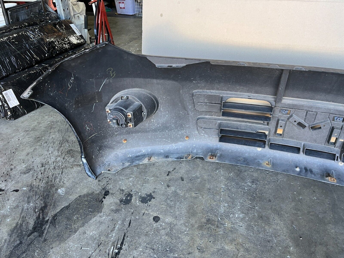 NISSAN ELGRAND E51 SERIES 2 FRONT BUMPER WITH LIP 04-2010