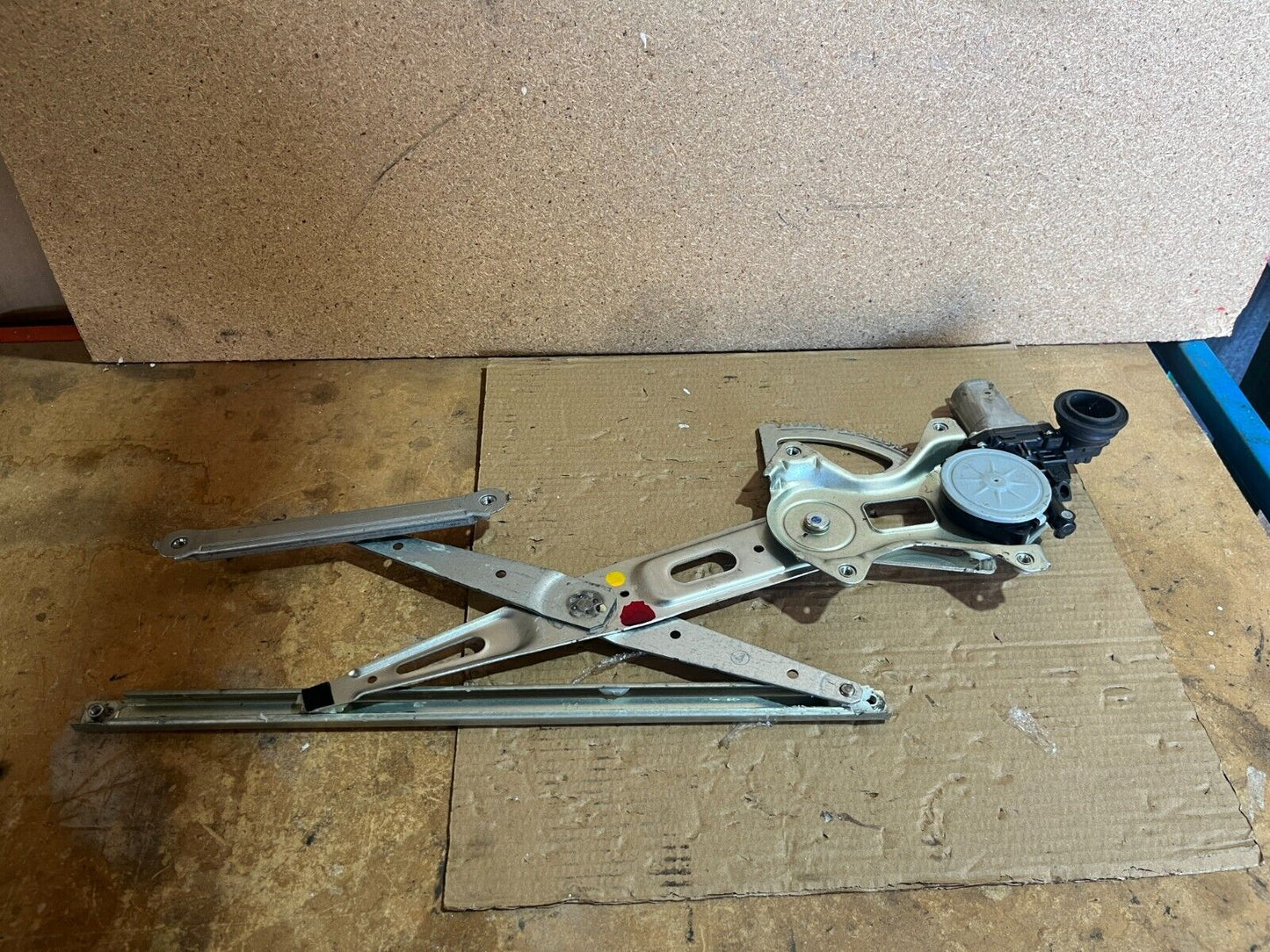TOYOTA YARIS FRONT LEFT WINDOW REGULATOR 10/05-10/11