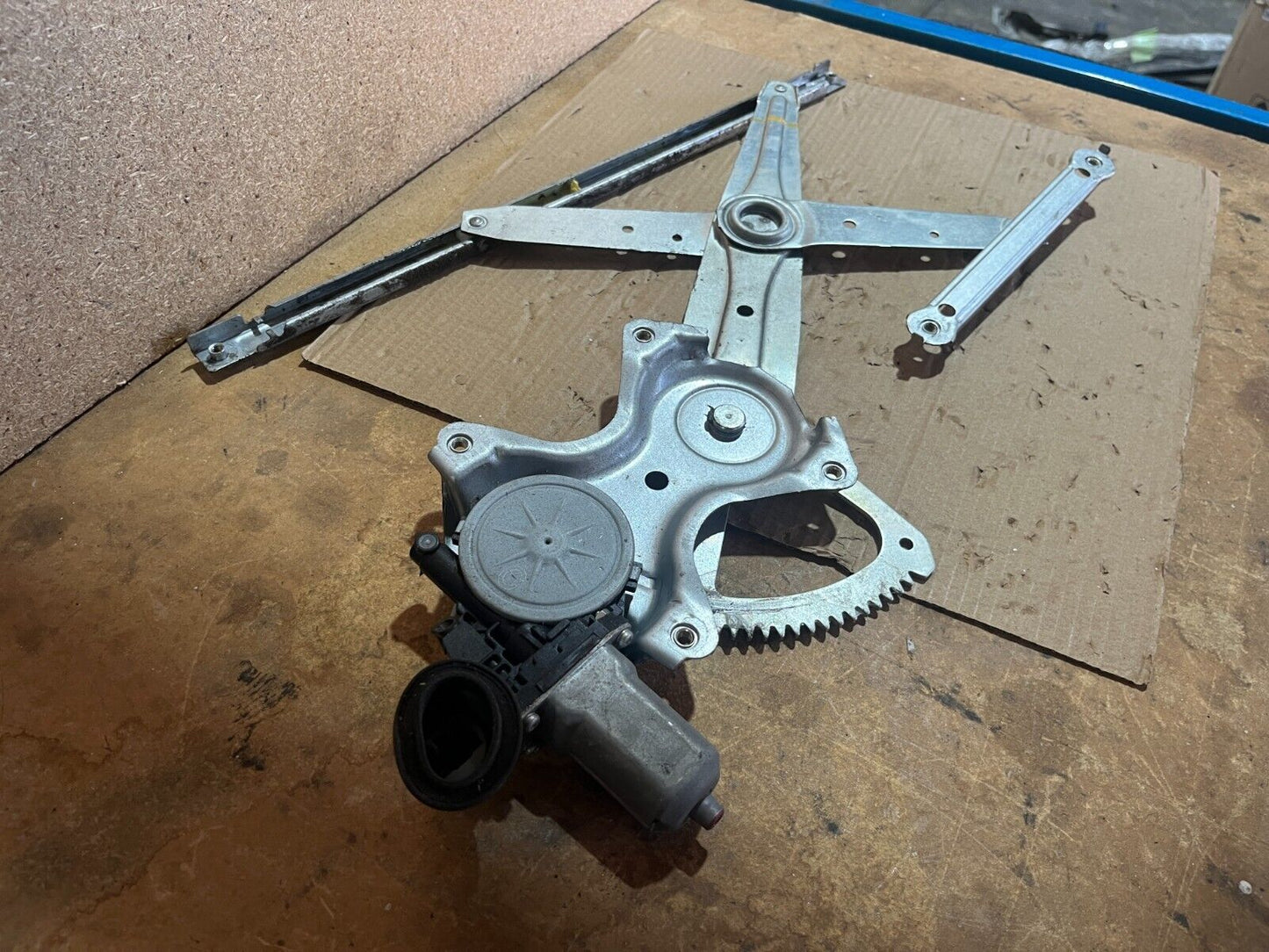 TOYOTA COROLLA ZRE 152/153R FRONT LEFT WINDOW REGULATOR 05/07-10/13