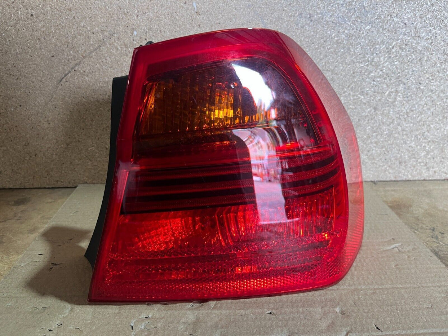 BMW E90 320i 3-SERIES RH TAILLIGHT 3/05-10/08