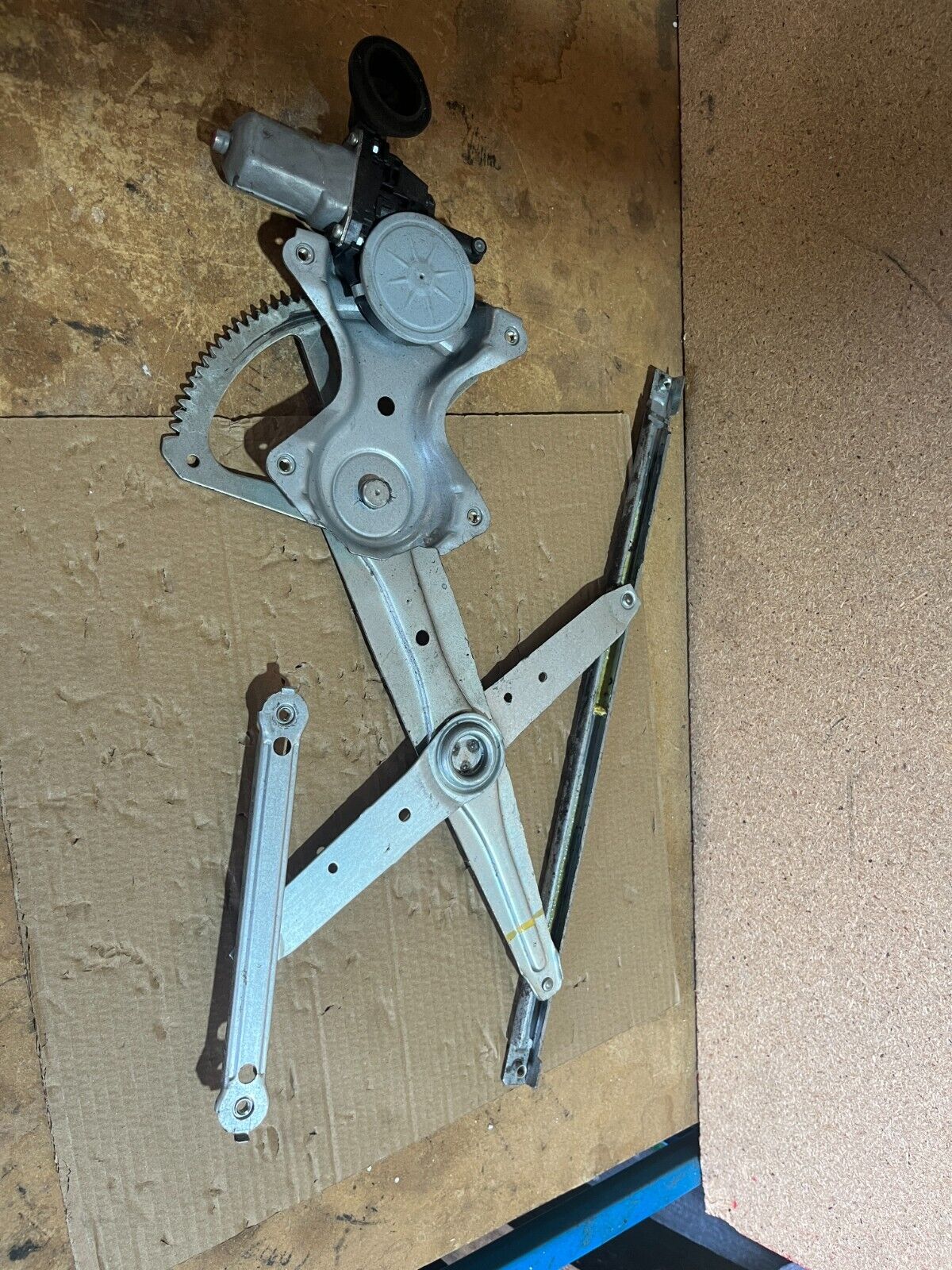 TOYOTA COROLLA ZRE 152/153R FRONT LEFT WINDOW REGULATOR 05/07-10/13