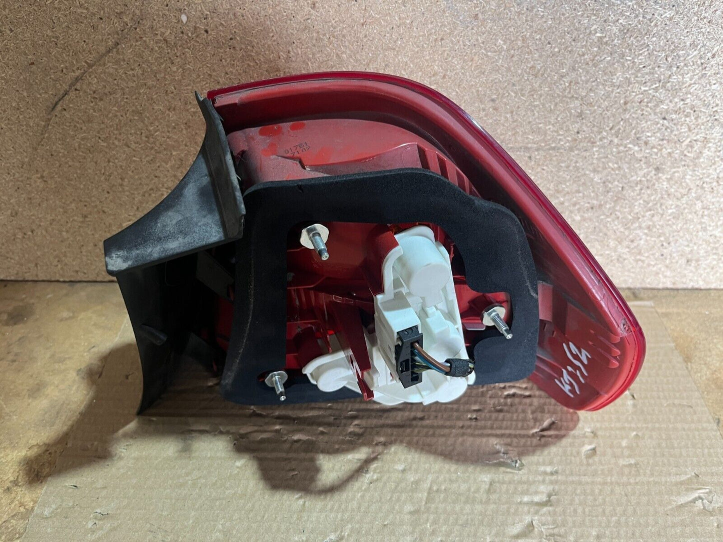 BMW E90 320i 3-SERIES LH TAILLIGHT 3/05-10/08