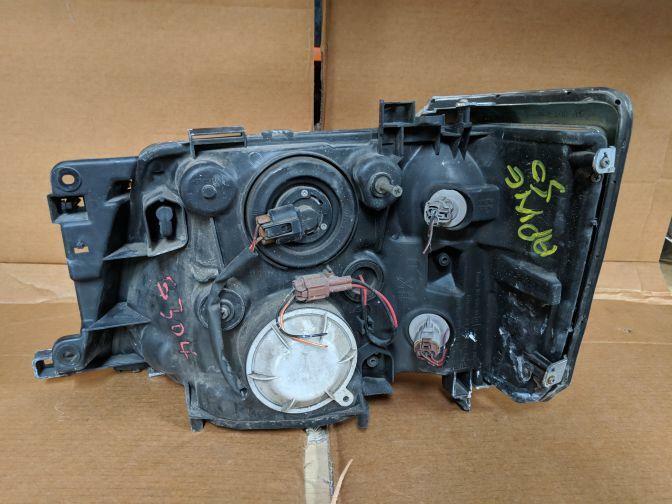 2001 NISSAN ELGRAND APWE50 RIGHT HEADLIGHT 05/97-05/02