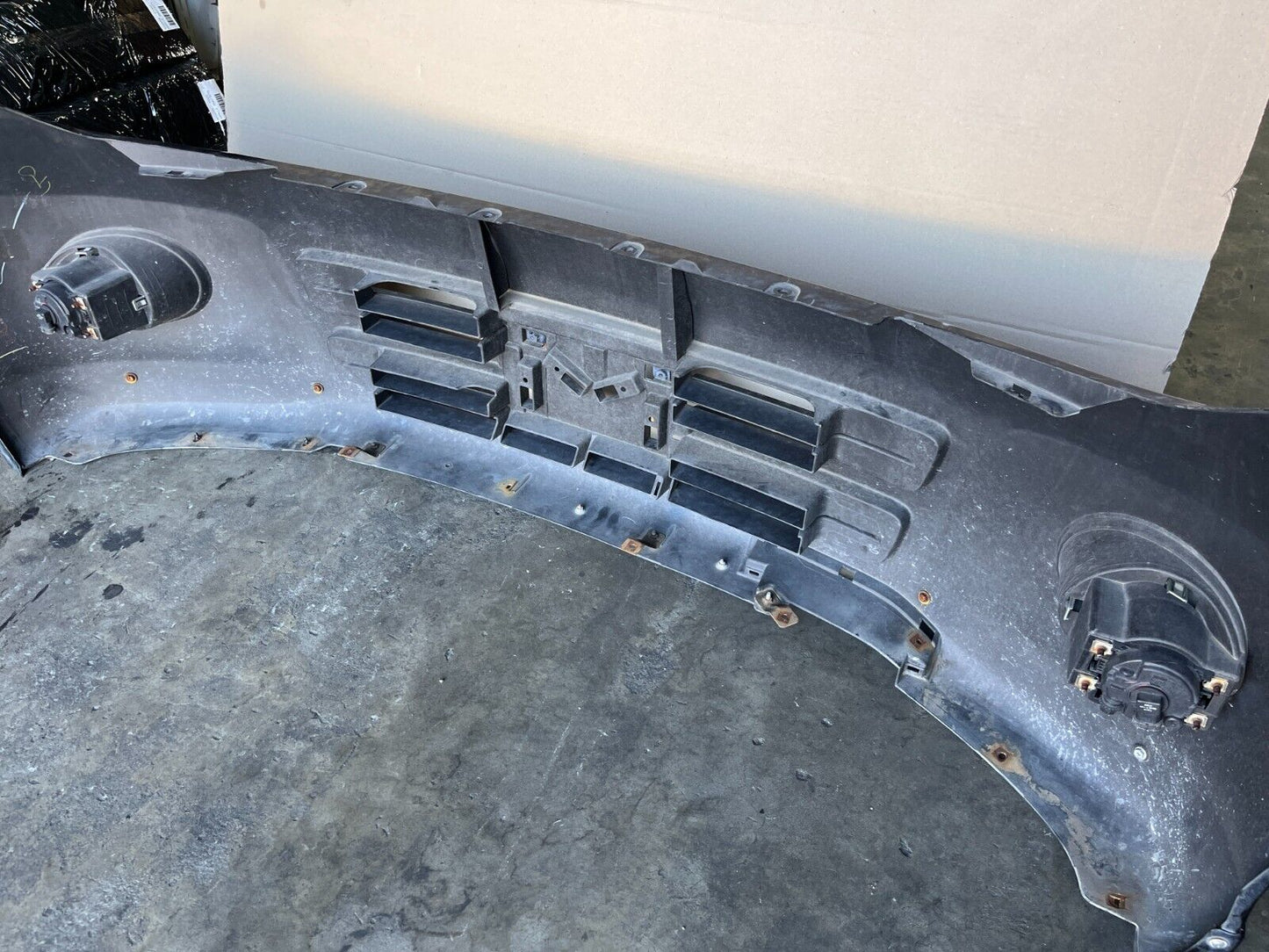 NISSAN ELGRAND E51 SERIES 2 FRONT BUMPER WITH LIP 04-2010
