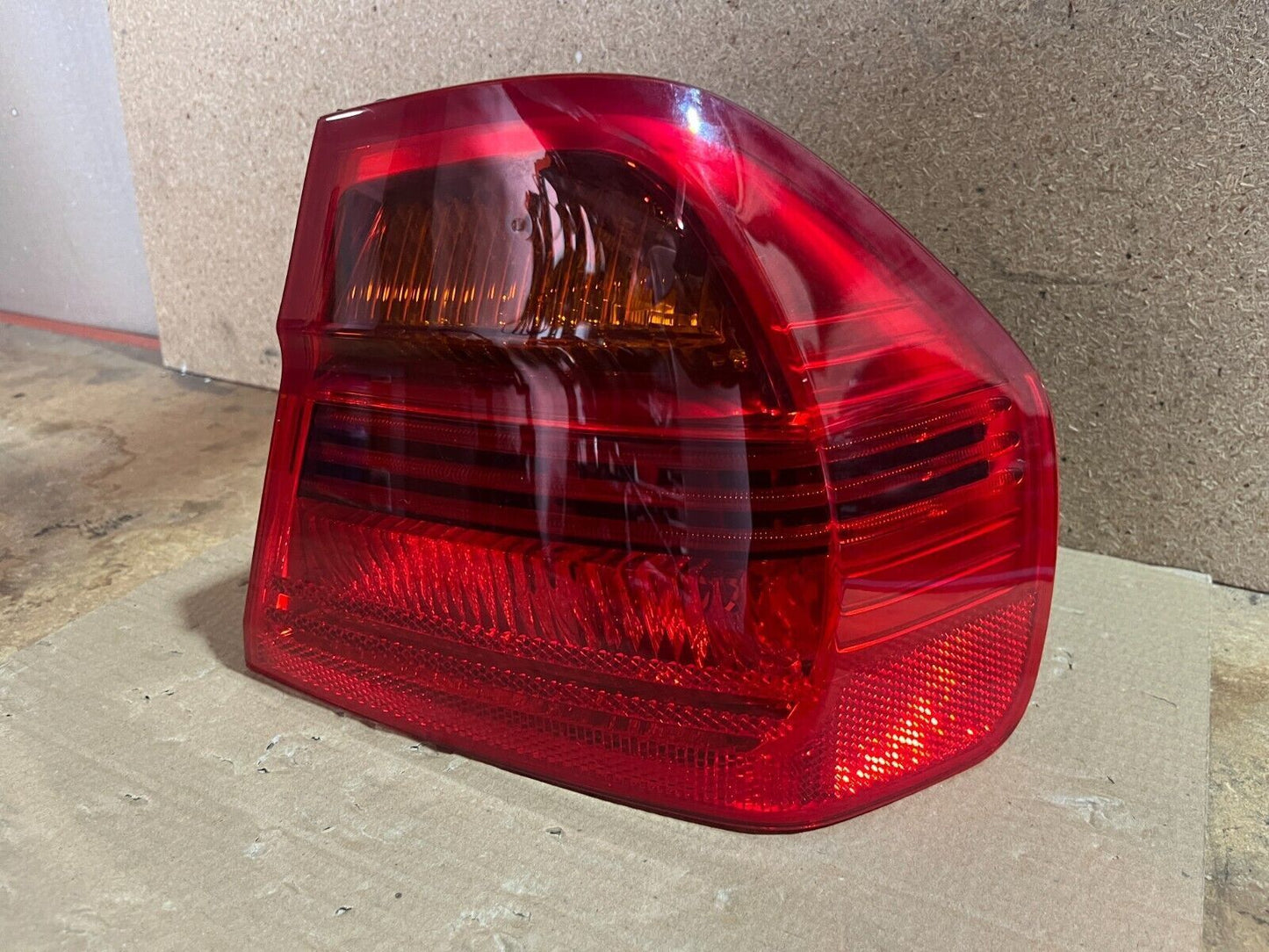 BMW E90 320i 3-SERIES RH TAILLIGHT 3/05-10/08
