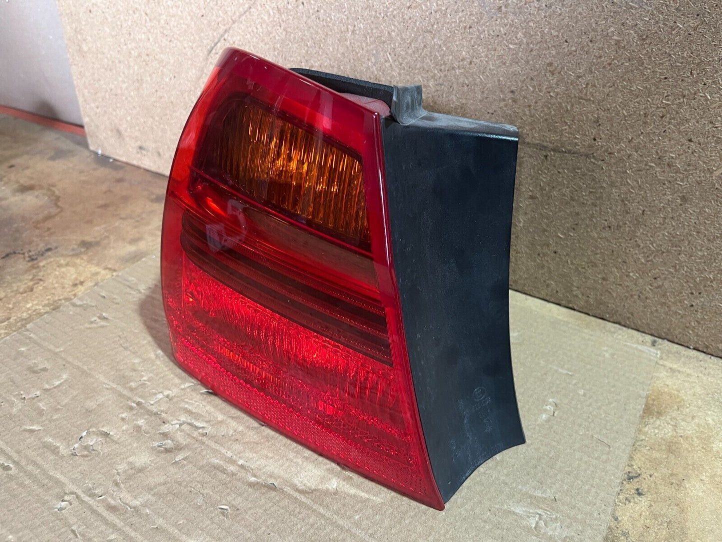 BMW E90 320i 3-SERIES LH TAILLIGHT 3/05-10/08