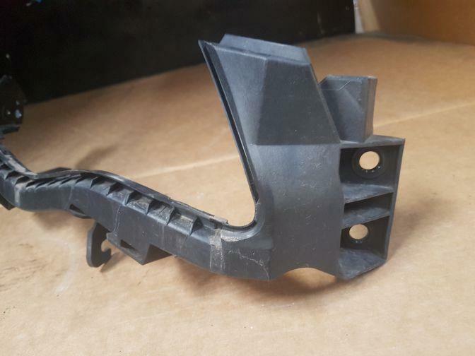 2012 SUBARU IMPREZA GP7 RIGHT HEADLIGHT MOUNTING BRACKET