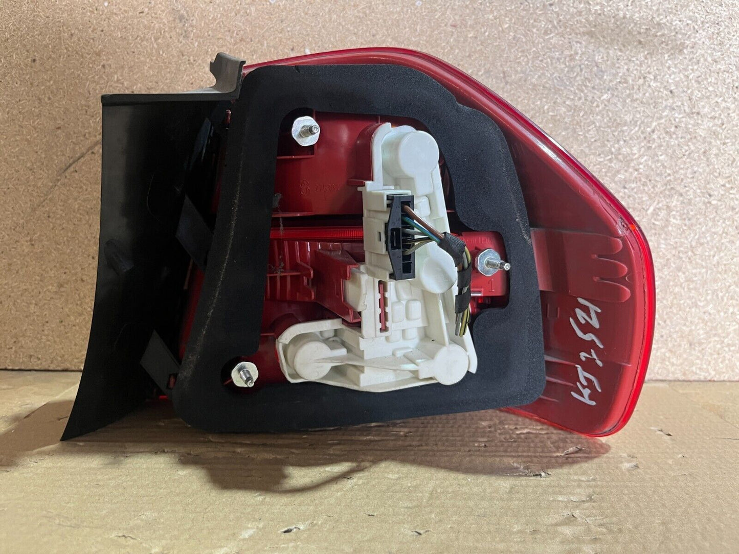 BMW E90 320i 3-SERIES LH TAILLIGHT 3/05-10/08