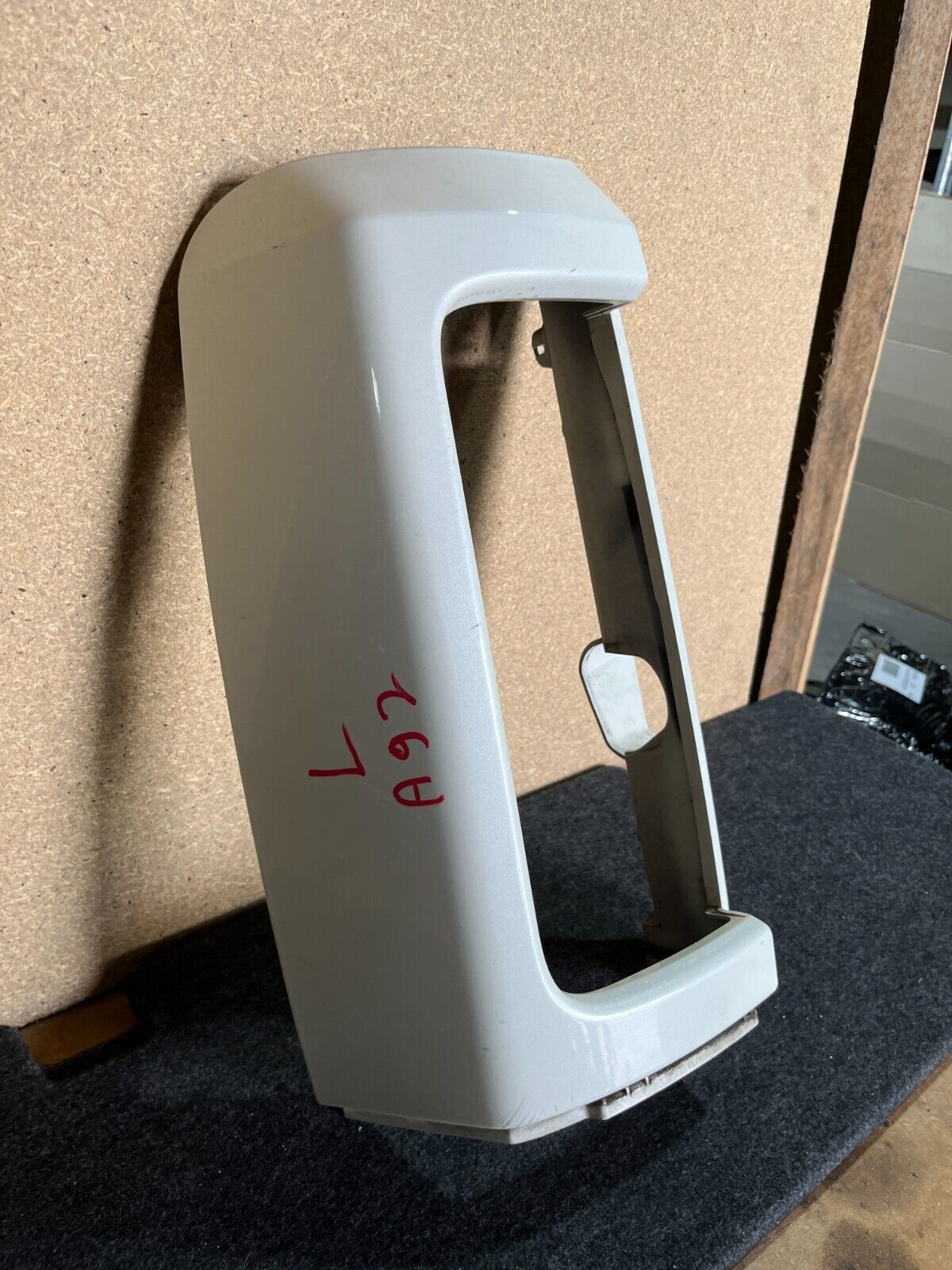 NISSAN ELGRAND E51 LEFT TAILLIGHT SURROUND SERIES 2