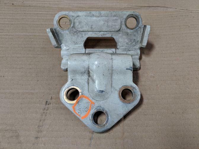 2006 NISSAN CUBE Z11 LOWER TAILGATE HINGE 10/02-11/08