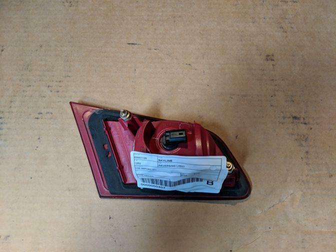 2003 NISSAN INFINITY SKYLINE V35 SEDAN RIGHT INNER TAILLIGHT