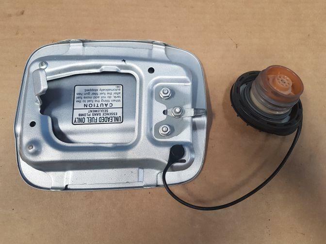 2004 FORESTER SG9 FUEL FILLER DOOR 07/02-06/05