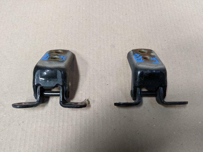NISSAN SKYLINE R34 GT-T SEDAN FRONT LEFT DOOR HINGE PAIR 05/98-08/02