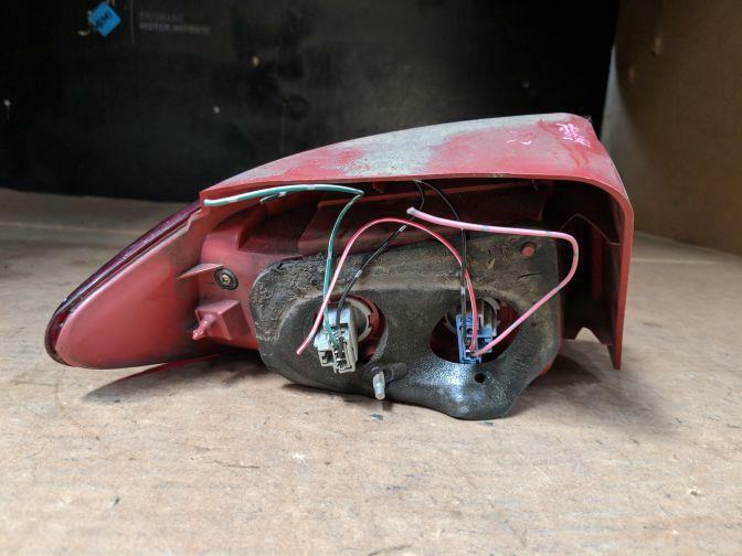 2006 MAZDA 2 DY NEO/MAXX RIGHT HAND TAILLIGHT 11/03-08/07