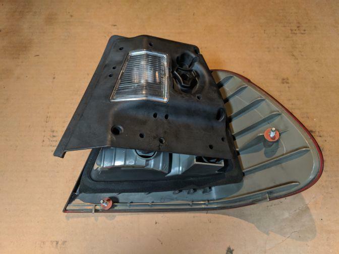 2003 BMW 3 SERIES E46 SEDAN LEFT HAND TAILLIGHT AMBER FLASHER 10/01-01/05