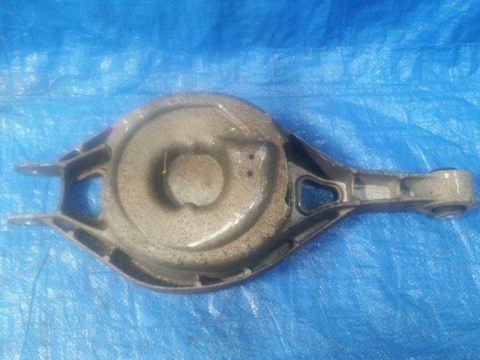 NISSAN 350Z REAR LEFT SPRING CARRIER 2002-2008