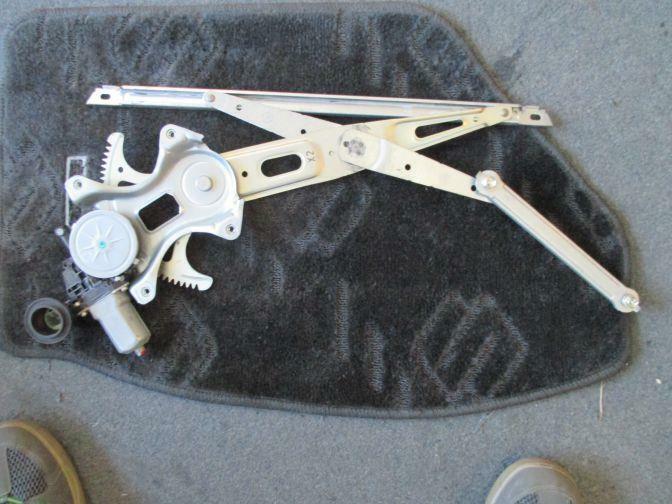 2013 TOYOTA YARIS FRONT LEFT WINDOW REGULATOR