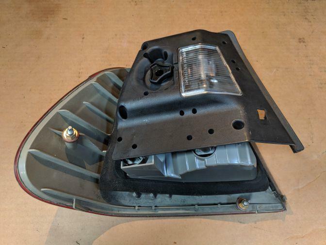 2003 BMW 3 SERIES E46 SEDAN RIGHT HAND TAILLIGHT AMBER FLASHER 10/01-01/05