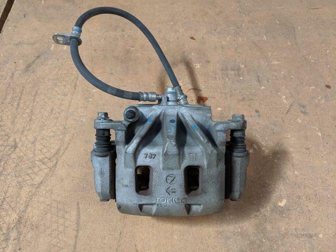 2005 SUBARU LEGACY BL5 FRONT LEFT BRAKE CALIPER