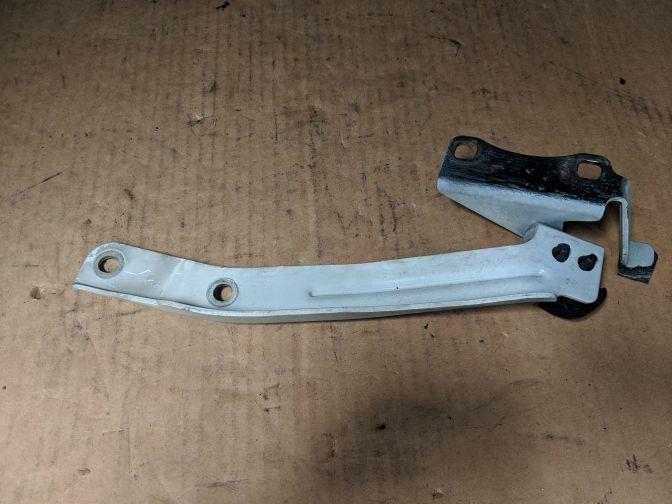 2005 NISSAN ELGRAND E51 LEFT BONNET HINGE 05/02-12/10