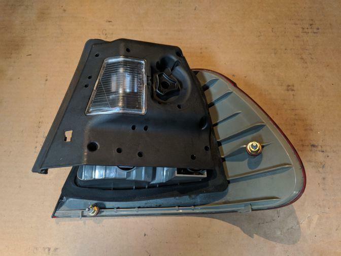 2001 BMW 3 SERIES E46 SEDAN LEFT HAND TAILLIGHT AMBER FLASHER TYPE 10/01-01/05
