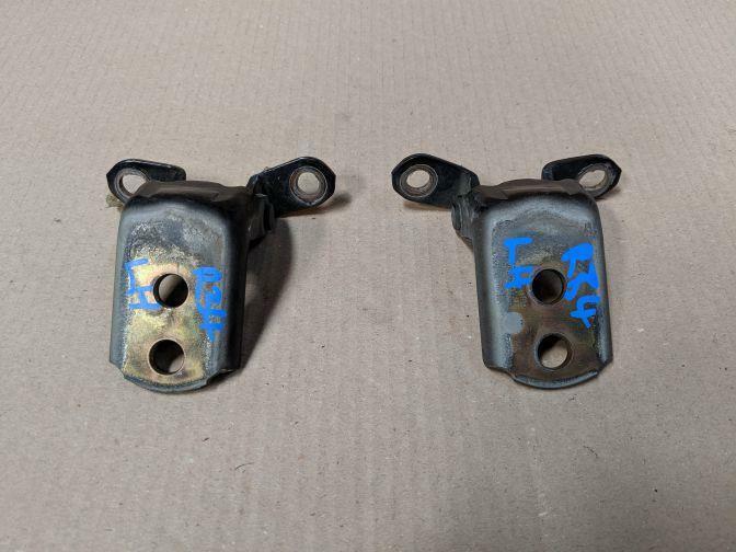 NISSAN SKYLINE R34 GT-T SEDAN FRONT LEFT DOOR HINGE PAIR 05/98-08/02