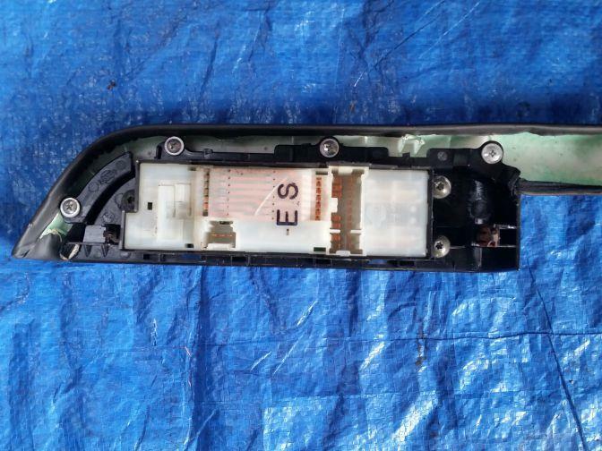 01/2007 NISSAN XTRAIL T30 FRONT RIGHT MASTER POWER WINDOW SWITCH