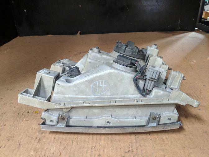 NISSAN ELGRAND E50 RIGHT HEADLIGHT 08/97-05/02