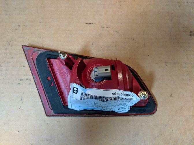 2003 NISSAN INFINITY SKYLINE V35 SEDAN RIGHT INNER TAILLIGHT