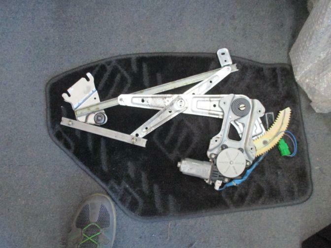 2008 SUBARU FORESTER SG9 FRONT LEFT WINDOW REGULATOR