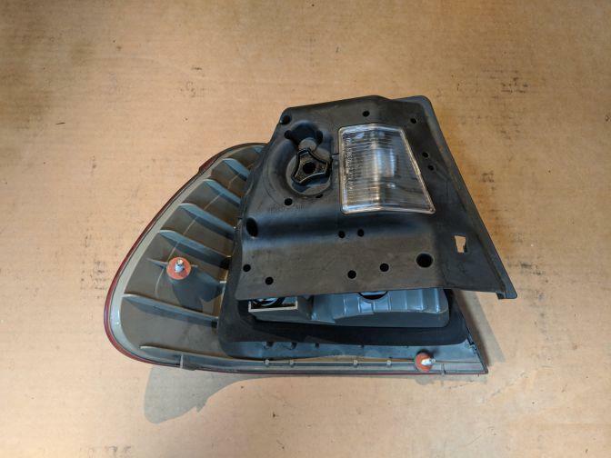 2003 BMW 3 SERIES E46 SEDAN RIGHT HAND TAILLIGHT AMBER FLASHER 10/01-01/05