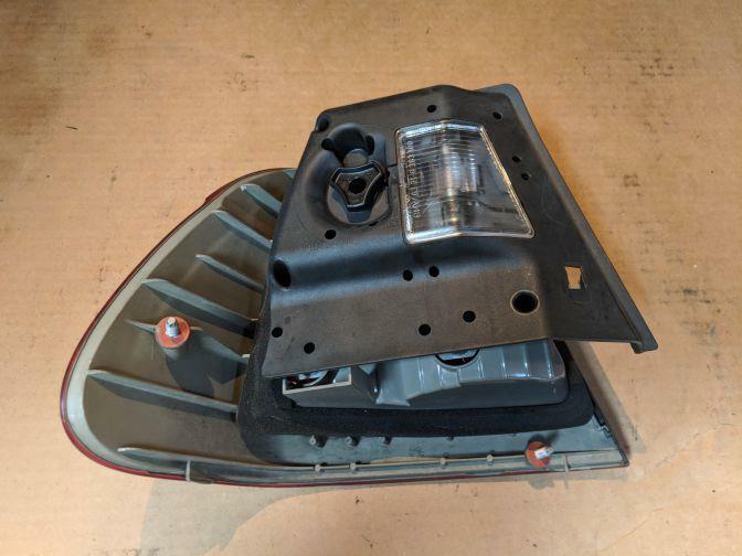 2003 BMW 3 SERIES E46 SEDAN RIGHT HAND TAILLIGHT AMBER FLASHER 10/01-01/05