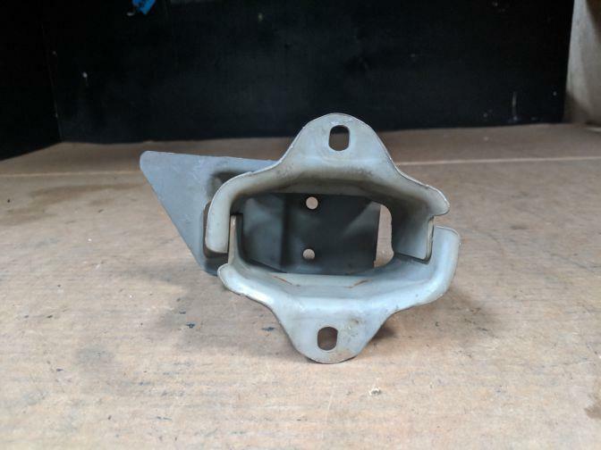 2000 NISSAN ELGRAND E50 FRONT RIGHT BUMPER MOUNTING BRACKET 05/97-05/02