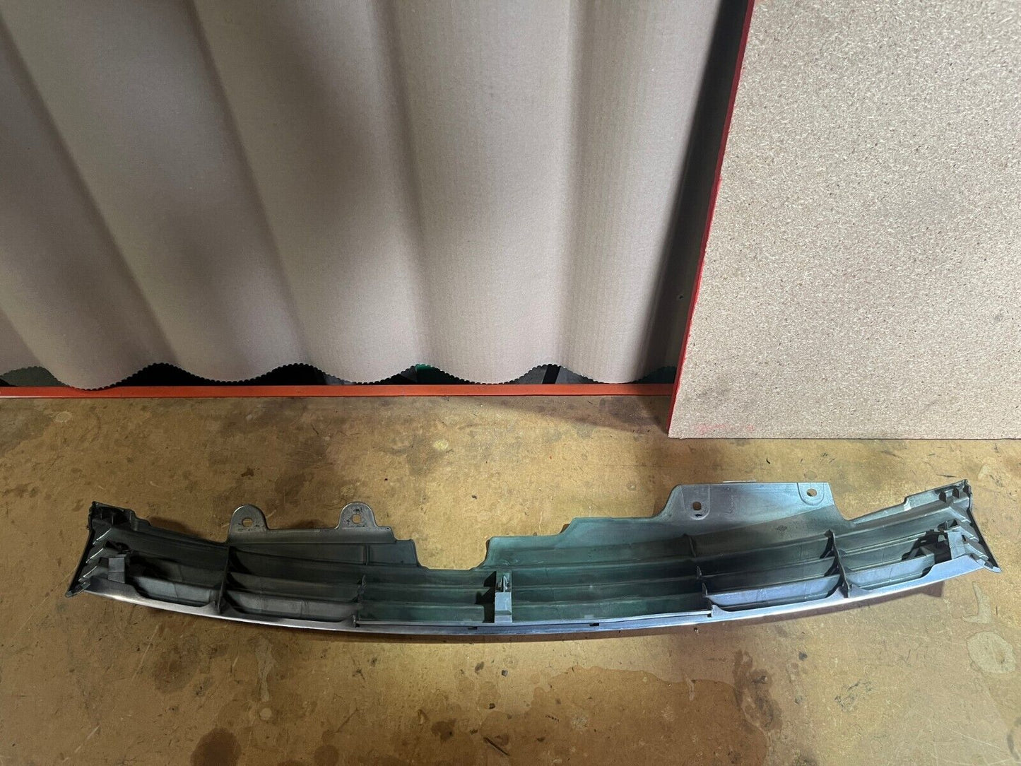 NISSAN ELGRAND E51 UPPER GRILL 05/02-12/10