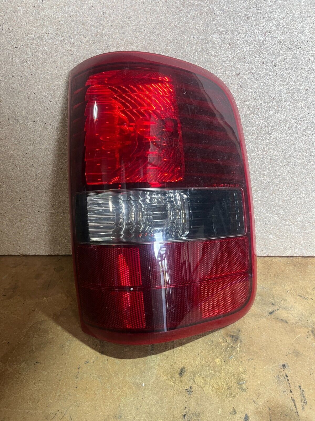 2005 FORD F150 RIGHT HAND TAILLIGHT OEM