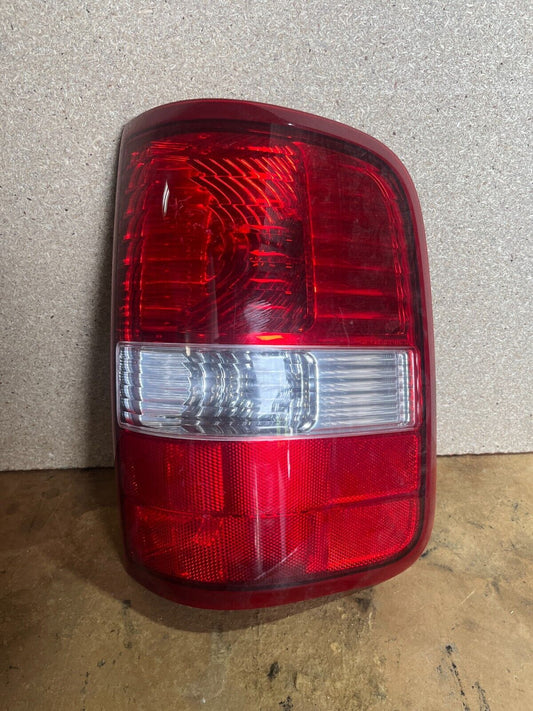 2005 FORD F150 RIGHT HAND TAILLIGHT OEM